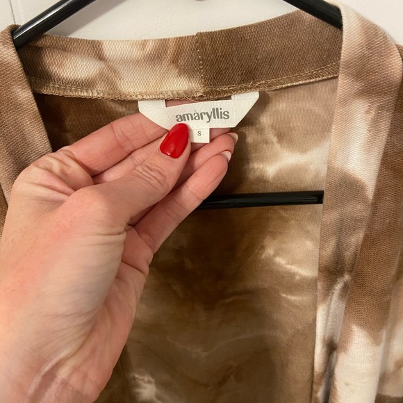 Size small. True to size cardigan - Picture 3 of 4